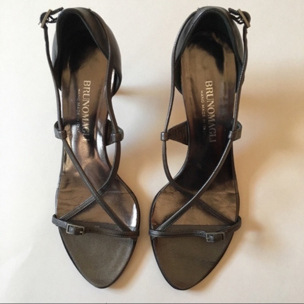 Bruno magli low heels size 5 forest green sandals with thin buckle straps